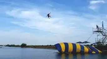 Photo de L'As jump Blob jump