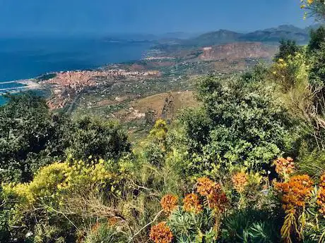 Photo de Riserva Orientata Naturale Monte San Calogero Rifugio Caracoli