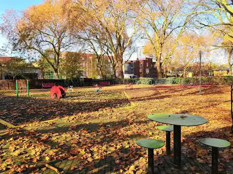 Photo de Wapping Gardens