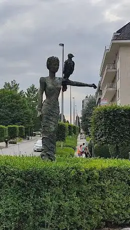 Femme au faucon - sculpture d'Anne Sophie Morelle