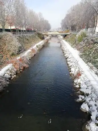 Photo de Puente sobre el RÃo Esgueva