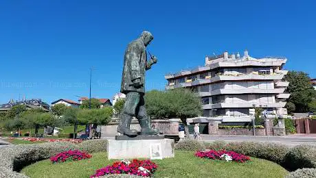 Photo de Statue of José del RÃo Sainz