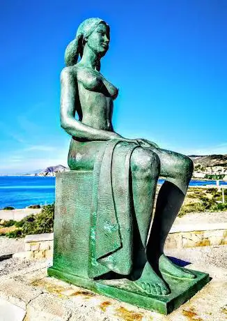 Photo de Statue of a sitting girl