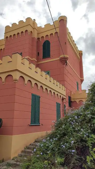 Château crénelé rouge