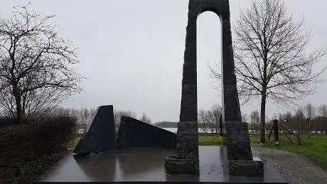 Monument Willem van Oranje steekt de Maas over
