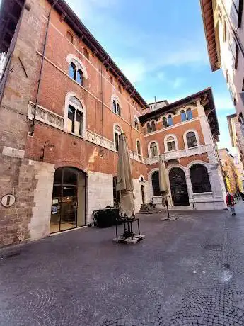 Photo de Piazza Dei Mercanti