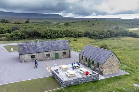 Photo de Cuilcagh Boardwalk Trail toilet facilities and picnic area