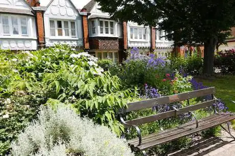 Photo de Red Cross Garden