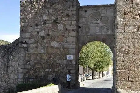 Photo de Muralla y Arco de Bezudo