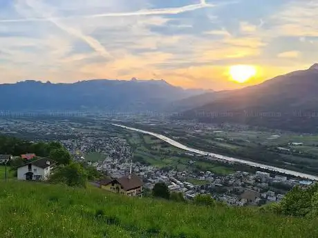 Photo de Sitzbank in der HÃ¶he mit sehr schÃ¶ner Aussicht auf das Rheintal