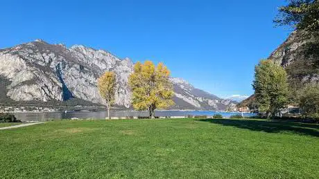 Photo de Giardini pubblici con giochi