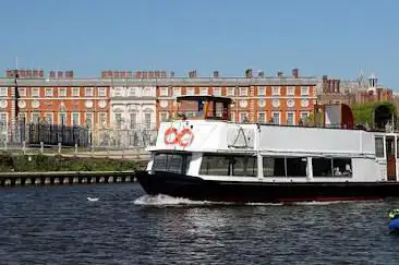 Photo de Hampton Court Landing Stage - Thames River Boats