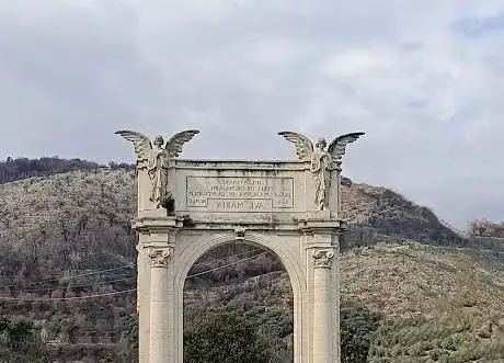 Photo de Arco di Quintilio Varo Tivoli