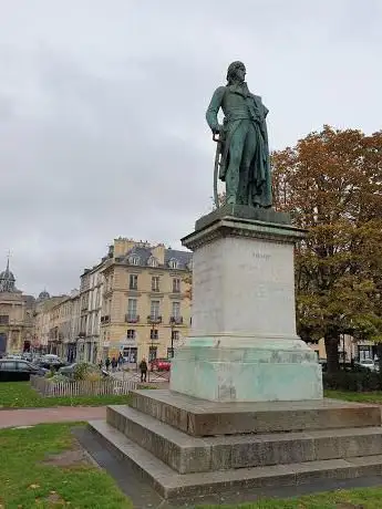 Photo de Statue et Place Hoche