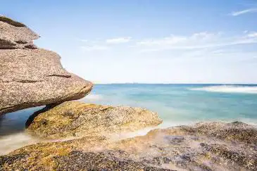 La plage aux rochers
