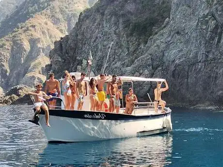 Photo de Pesca Turismo/escursioni costa viola in barca