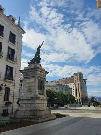 Photo de Monumento a Velarde