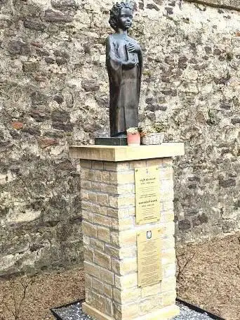 Statue d'Anne de Kyiv