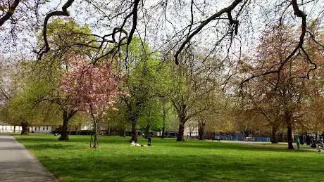 Photo de Victoria Park & St Mary's Rest Garden