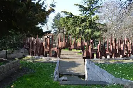 Photo de Monumento alla Resistenza (con scultura di Nino Caruso)