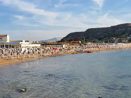 Photo de Spiaggia poliscia