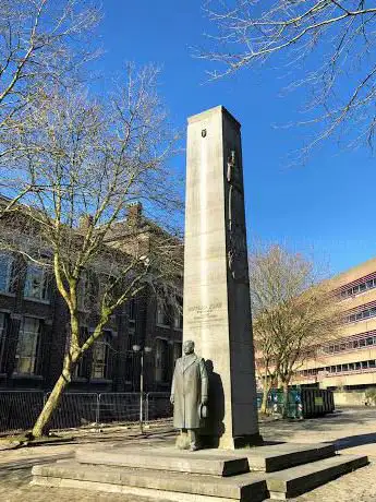 Statue Paul Pastur