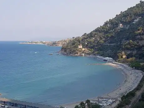 Photo de Spiaggia libera ad Alassio dopo il porto