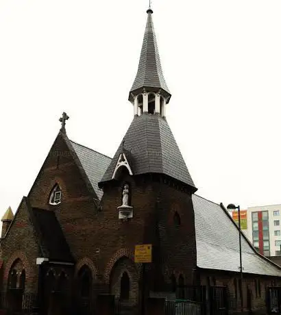 Photo de St John the Evangelist Roman Catholic Church Brentford