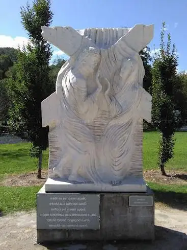 Photo de Via Crucis in marmo di Carrara scolpito da Maria De Faykod