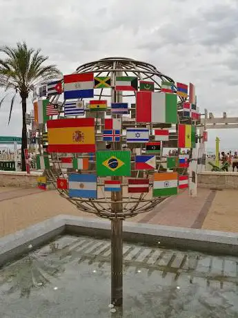 Photo de Fuente de la plaza de las naciones