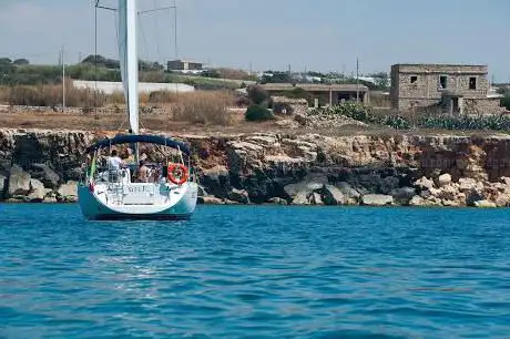 Photo de Invictus Sicily noleggio barche a vela ISOLE EOLIE sail charter