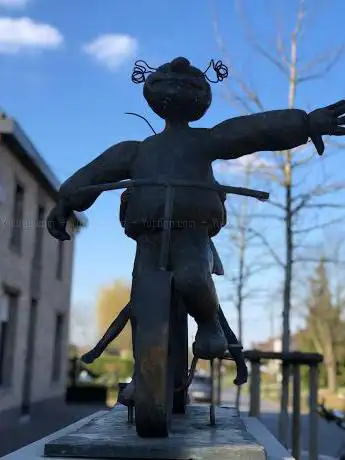 Beeldje â€œfietsenâ€ door Miek Van de Perre