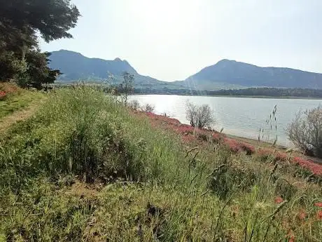 Photo de Spiaggetta del Lago di Piana degli Albanesi