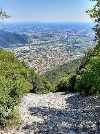 Photo de Punto panoramico alla fine del Sentiero delle gallerie che porta alle cave di marmo (Pove del Grappa - VI)