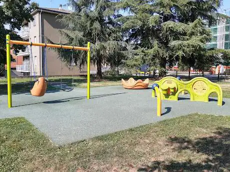 Photo de Giardini pubblici con giochi