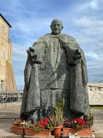 Photo de Statua di Papa Giovanni XXIII