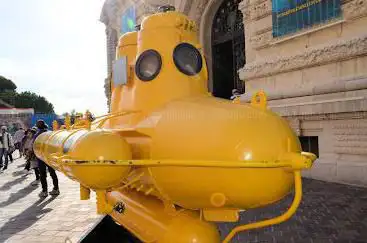 Le sous-marin jaune