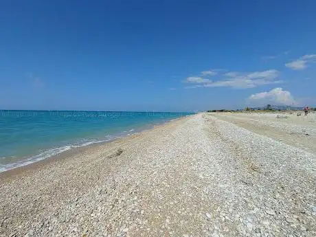 Spiaggia di ciottoli poco frequentata