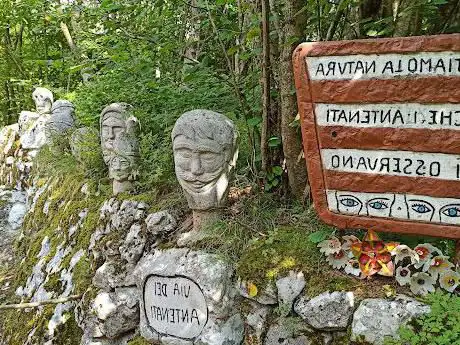 Photo de Sentieri dei piccoli camminatori - piccole baite addossate alle rocce