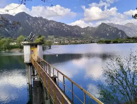 Photo de Tavoli e Griglie Parcogiochi pubblico