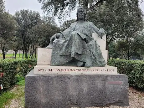 Photo de Nizami Ganjavi monument