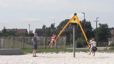 Photo de Speeltuin met klimmuur & turn-/fitness gedeelte