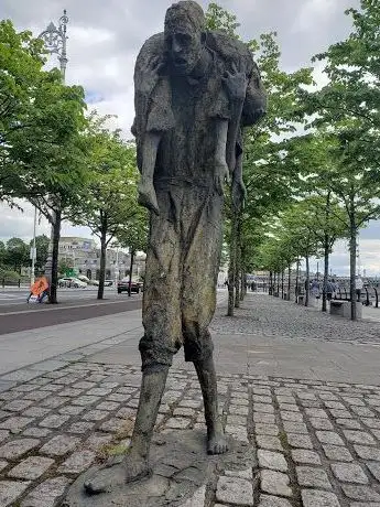 Photo de World Poverty Stone