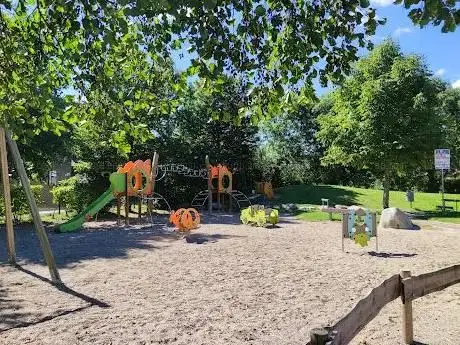Photo de Spielplatz Lise-Meitner-Straße
