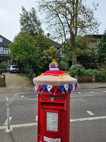 Photo de Beckenham Crocheted Postbox