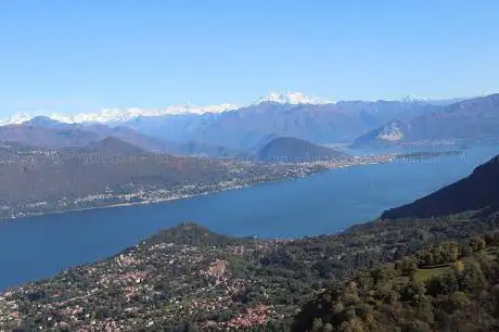 Photo de Il panorama di lago maggiore