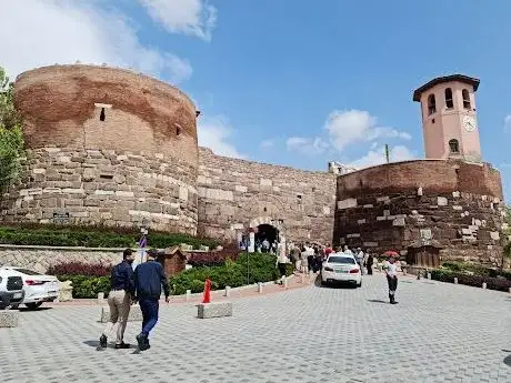 Photo de Ankara Castle Gate and Clock Tower