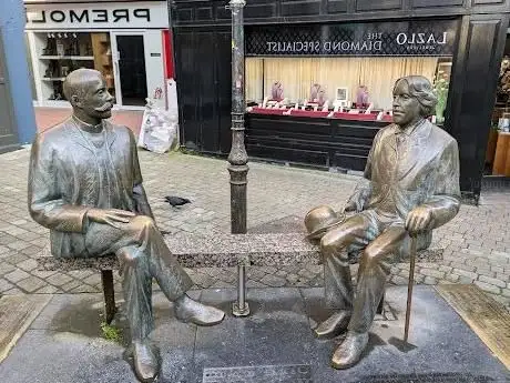 Photo de Statue of Oscar Wilde and Eduard Vilde