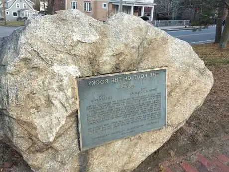 Photo de Foot of the Rocks