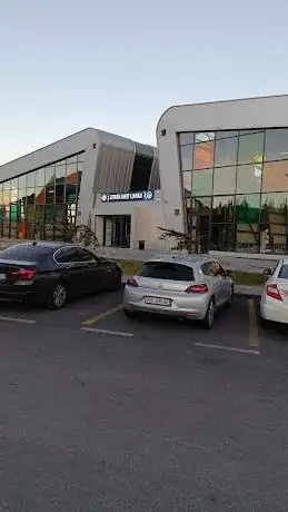 Photo de Kapalı Tenis Kortu